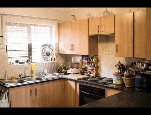 2 BEDROOM TOWNHOUSE FOR SALE IN ELDORAIGNE